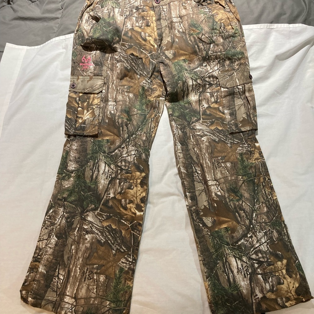 Women’s Reeltree Xtra pink accented woodland Camo pants! Size 2X, NWT!